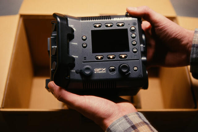 Unboxing av Fujifilm GFX Eterna 55